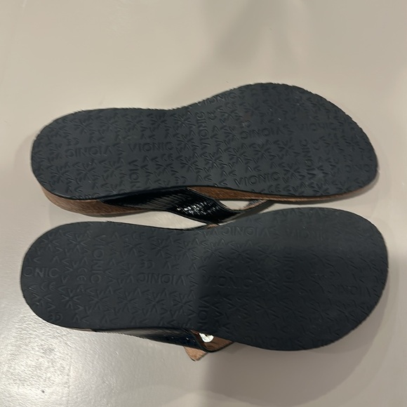 Vionic Shoes Size 8 - Picture 12 of 16